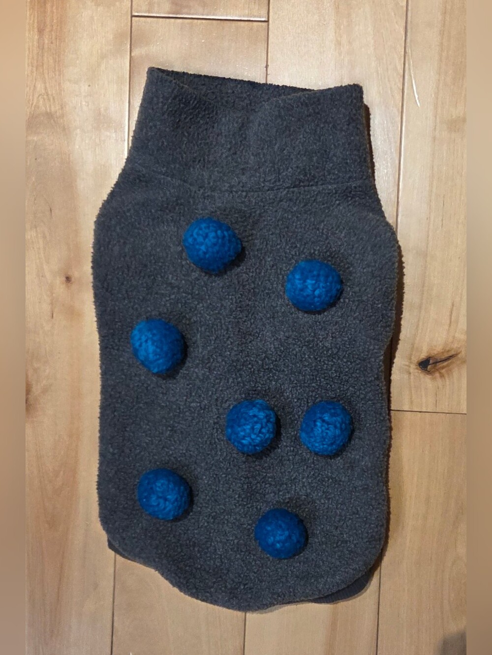 KUJIRO Gray & White Fleece with Blue Poms Dog Sweater (M)